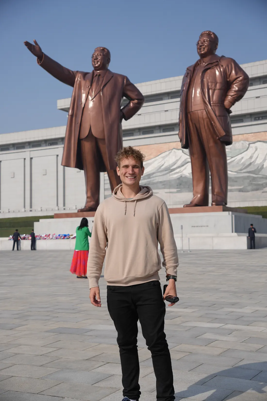 Josua vor den Statuen am Mansudae-Hügel in Pjöngjang