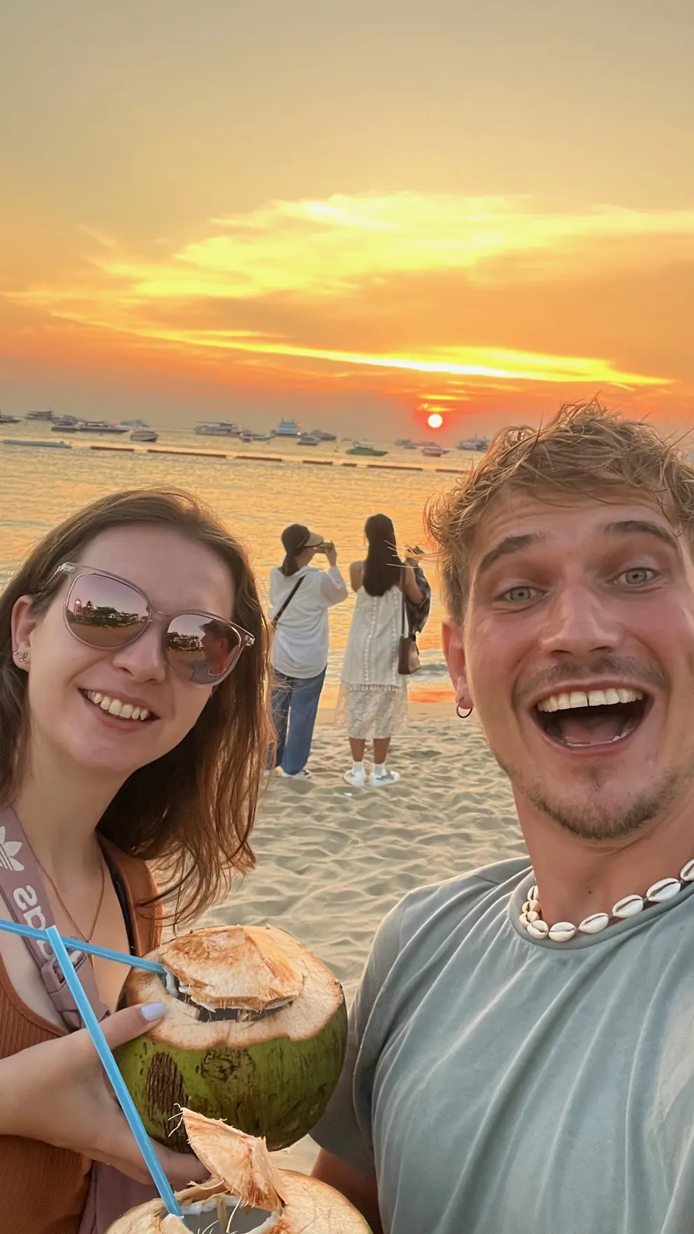 Josua und Benita am Strand bei Sonnenuntergang
